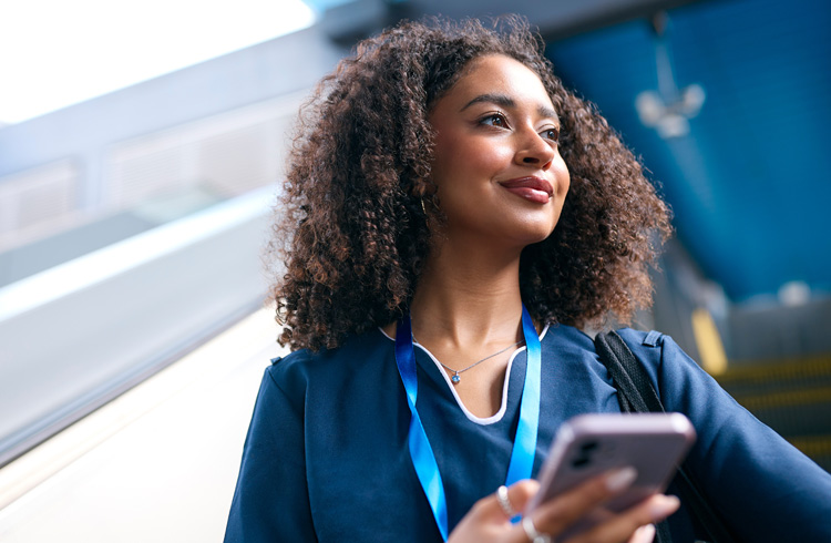 Visuel illustrant une jeune fille avec son téléphone à la main